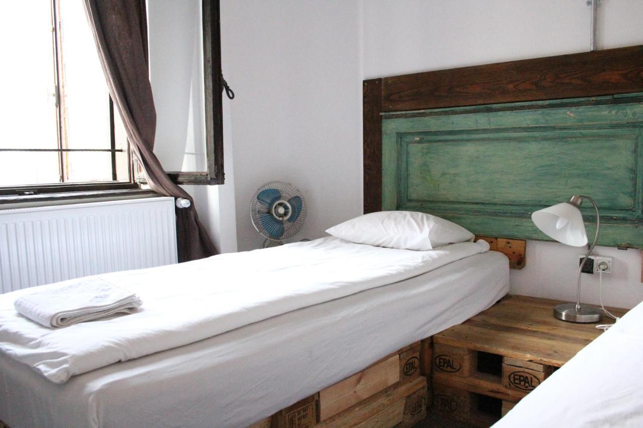 Victoria Poshtel Bucharest Hostel Bagian luar foto